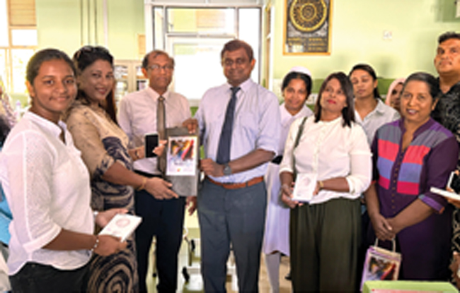 බොරැල්ල රිජ්වේ ආර්යා ළමා රෝහලේ ළමා අක්ෂි ශල්‍ය විශේෂඥ වෛද්‍ය හිරන්‍ය අබේසේකර මහතා වෙත අක්ෂි කාච පරිත්‍යාග කළ අවස්ථාව. එම රෝහලේ වෛද්‍ය අංශයේ අධ්‍යක්ෂ වෛද්‍ය මහින්ද, ශල්‍යාගාර භාර හෙද නිලධාරිනී එල්.ඩී. දිල්ෂිකා මහත්ම මහත්මීහුද මෙහි සිටිති.