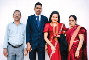 සාරංග සිය පියා, මව සහ සහෝදරිය සමඟ