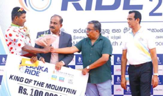 තරග අවසානයේ ජයග්රාහකයන්ට තෑගි තිළිණ පිරිනමන මොහොත